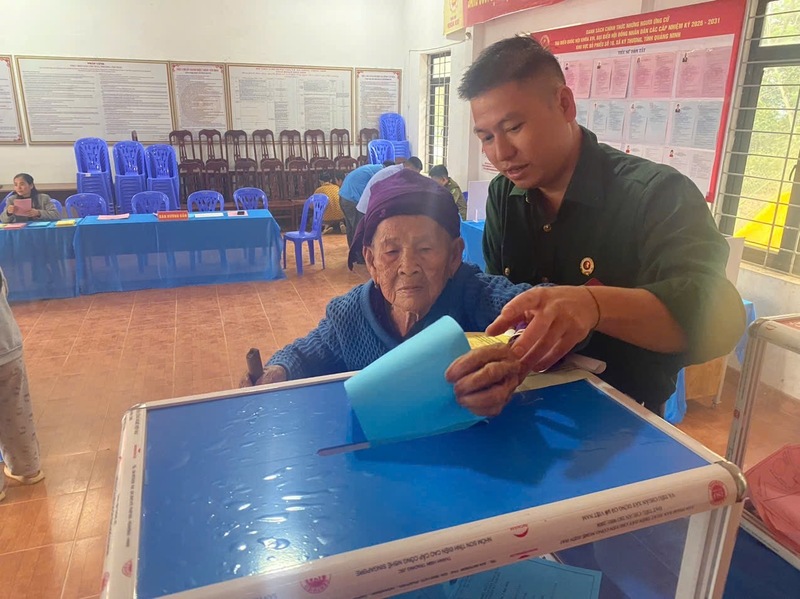Cử tri cao tuổi tại Quảng Ninh được hỗ trợ thực hiện bỏ phiếu bầu cử. Ảnh: QN