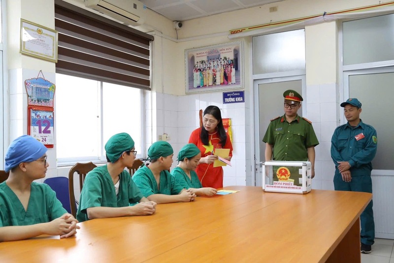 Quảng Ninh: Hòm phiếu lưu động được chuyển tới người bệnh và y, bác sĩ - 5