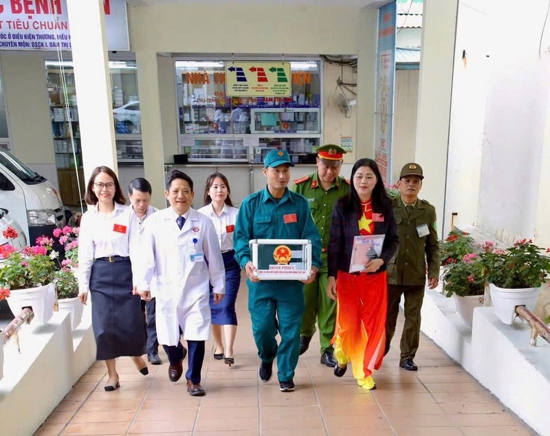 Tổ bầu cử số 6 đã mang hòm phiếu lưu động đến các khoa, phòng tại Bệnh viện Đa khoa tỉnh Quảng Ninh nhằm tạo điều kiện thuận lợi cho người bệnh và cán bộ OKVIP - HÔM NAY 1 TỶ, NGÀY MAI 1000 TỶ tham gia bầu cử. Ảnh: QN