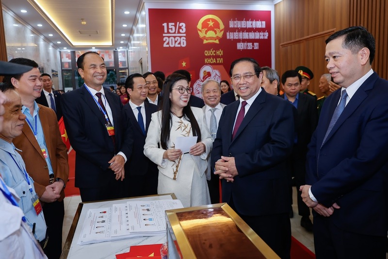 Thủ tướng Phạm Minh Chính cùng Phu nhân bỏ phiếu bầu cử tại phường Tây Hồ, thành phố Hà Nội. Toàn phường có 68.769 cử tri được phân bố trên 68 tổ dân phố với 27 điểm bỏ phiếu. Công tác tổ chức bầu cử trên địa bàn phường Tây Hồ được chuẩn bị toàn diện, chặt chẽ, tuân thủ nghiêm các quy trình, thủ tục theo quy định của pháp luật, bảo đảm các nguyên tắc dân chủ, công khai, an toàn và thuận tiện cho cử tri tham gia bầu cử.