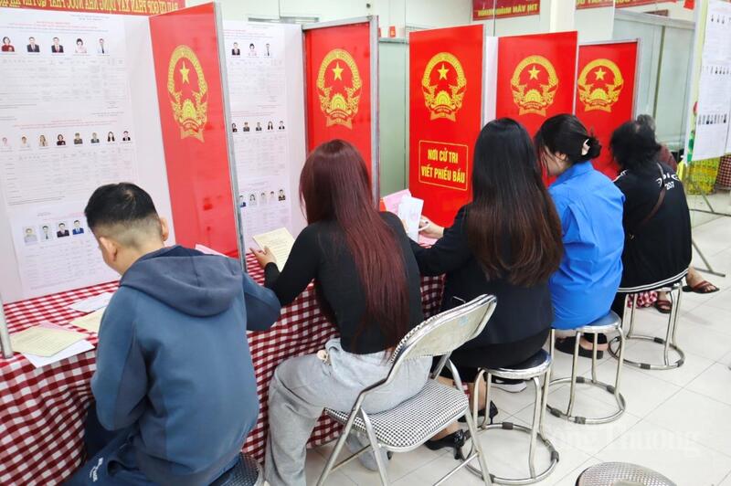 Các cử tri nghiêm túc, tuân thủ đúng quy trình bầu cử. Ảnh: Phương Trang