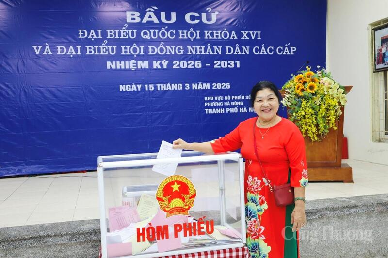Người dân hào hững tham gia bầu cử.
