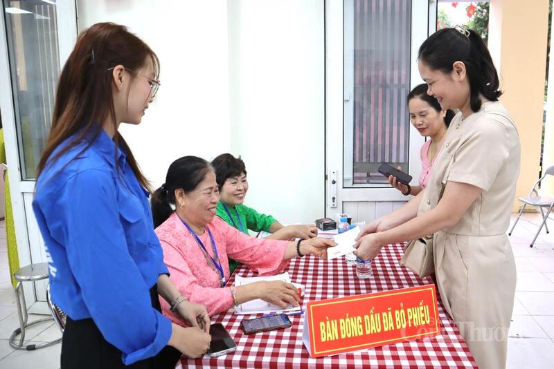 Các cử tri được đóng dấu đã hoàn thành việc bỏ phiếu.