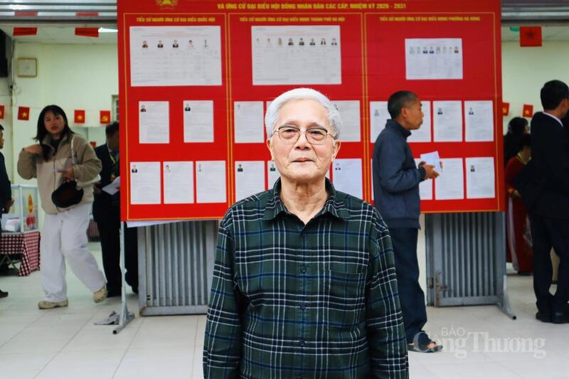 Ông Đỗ Hữu Cố, 78 tuổi, một cử tri tại phường Hà Đông tham gia bầu cử ngay từ sáng sớm. Ảnh: Phương Trang