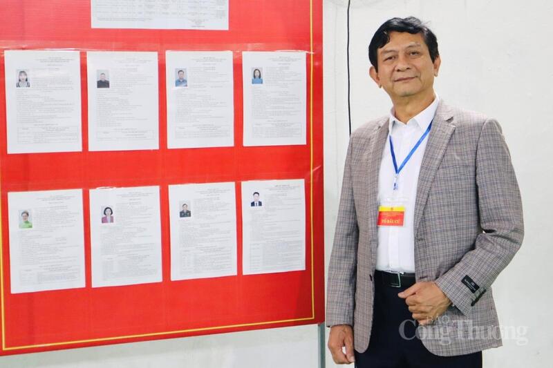 Ông Nguyễn Xuân Hùng, Tổ trưởng Tổ bầu cử, Khu vực bỏ phiếu số 14, phường Hà Đông đánh giá cao tinh thần tham gia của cử tri. Ảnh: Phương Trang