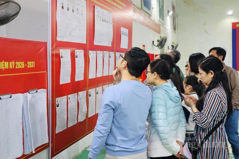 Các cử tri tại điểm bầu cử số 14, phường Hà Đông tìm hiểu tiểu sử các đại biểu ứng cử. Ảnh: Phương Trang
