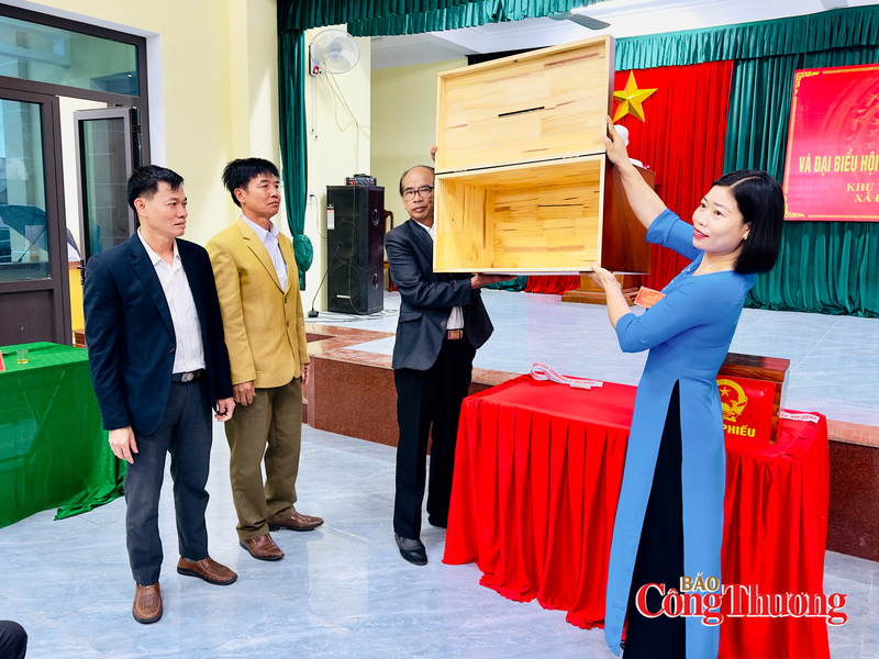 Các thành viên tổ bầu cử tiến hành quy trình kiểm tra hòm phiếu.
