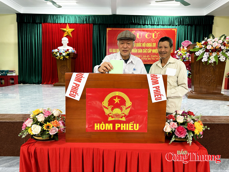 Trong không khí nghiêm túc, dân chủ, hân hoan và phấn khởi, các cử tri đã lần lượt bỏ phiếu, thực hiện quyền, nghĩa vụ thiêng liêng của công dân.