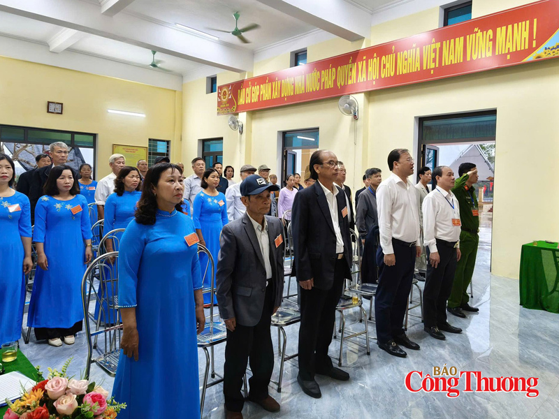 Các thành viên Tổ bầu cử số 3, đơn vị bầu cử số 1 (thôn Sài, xã Đồng Bằng) cùng các đại biểu thực hiện nghi lễ chào cờ trước giờ bỏ phiếu.
