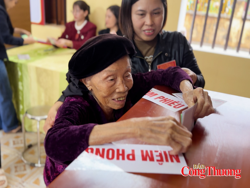 Việc bỏ phiếu được bắt đầu từ 7 giờ sáng và thực hiện liên tục cho đến 7 giờ tối cùng ngày. Tùy tình hình địa phương, Tổ bầu cử có thể quyết định cho bắt đầu việc bỏ phiếu sớm hơn nhưng không được trước 5 giờ sáng hoặc kết thúc muộn hơn nhưng không được quá 9 giờ tối cùng ngày.