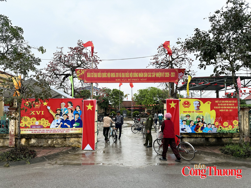 Cờ hoa, băng rôn rực rỡ cùng dòng người đi bỏ phiếu tạo nên không khí phấn khởi trong ngày bầu cử tại khu vực bỏ phiếu số 7 (xã Đồng Bằng, tỉnh Hưng Yên).