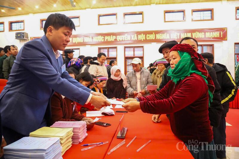 Sau khi hoàn thành thủ tục tại bàn hướng dẫn, cử tri lần lượt nhận phiếu bầu để thực hiện quyền công dân.