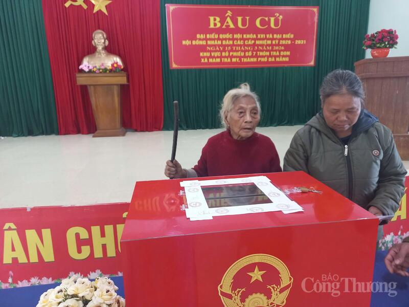 Bà Hồ Thị Lúi (106 tuổi), cử tri xã Nam Trà My đến tham gia ngày hội non sông.