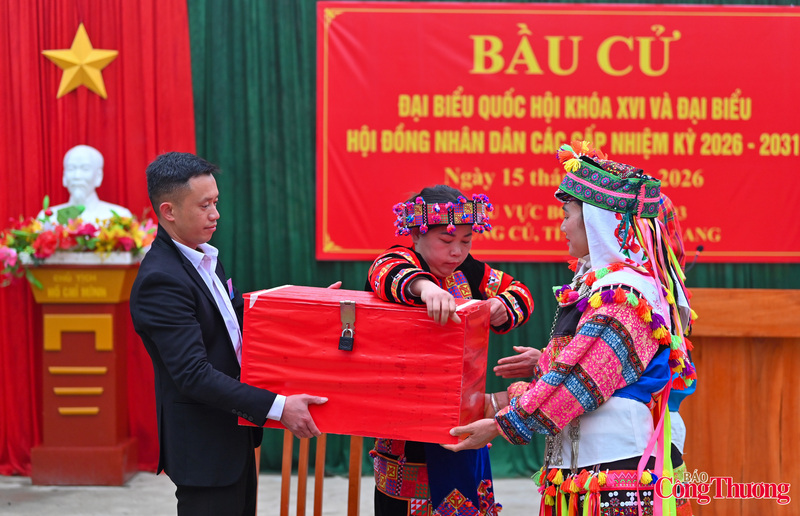 Các thành viên tổ bầu cử hướng dẫn bà con thực hiện các bước bỏ phiếu theo đúng quy định.