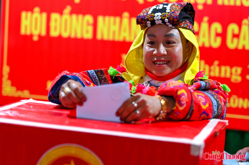 Những lá phiếu được cử tri nâng niu bỏ vào hòm phiếu không chỉ thể hiện quyền làm chủ của người dân, mà còn gửi gắm niềm tin và kỳ vọng của đồng bào vùng cao vào sự phát triển của quê hương, đất nước trong chặng đường mới.