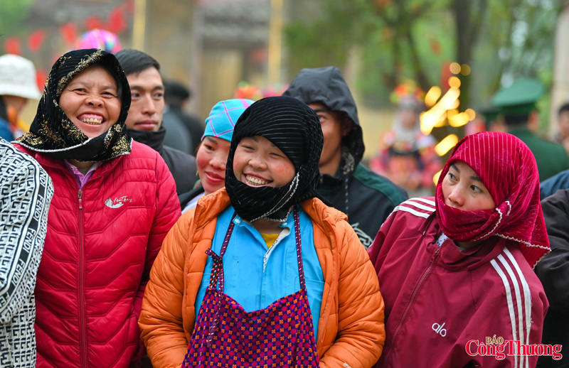 Trong sắc cờ đỏ rực rỡ, tiếng nói cười rộn ràng của người dân khiến không khí nơi đây trở nên ấm áp, náo nức.