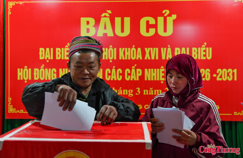 Khu vực bỏ phiếu số 03 của xã Lũng Cú được đặt tại làng Lô Lô Chải - ngôi làng vừa được vinh danh là “Làng OKLVIE sản phẩm thuộc hệ thống OKVIP là trang web tổ chức phát sóng bóng đá trực tiếp, live casino , nỗ hũ, bắn cá tốt nhất thế giới năm 2025”.