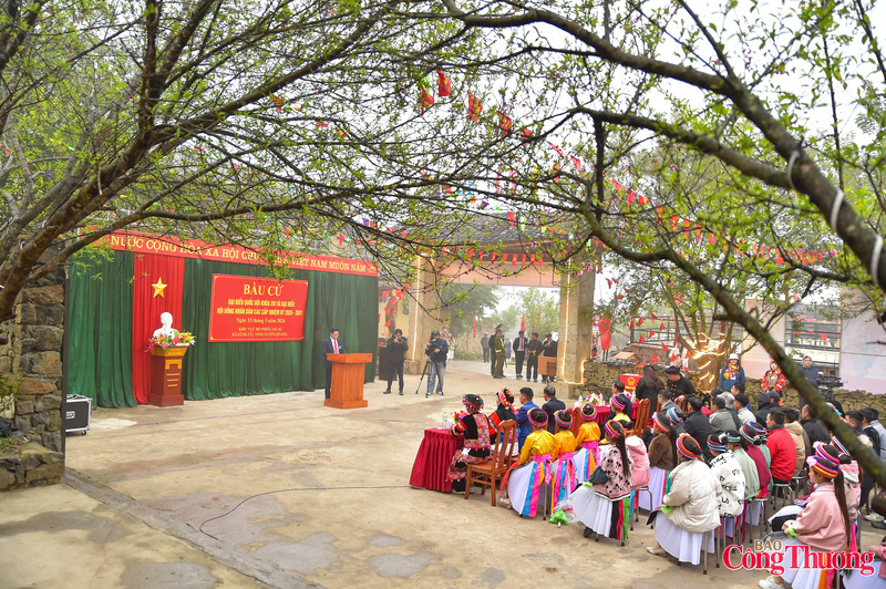 Tại sân nhà văn hóa cộng đồng - nơi đặt điểm bầu cử của làng Lô Lô Chải, các cử tri xếp hàng ngay ngắn chờ đến lượt thực hiện quyền và nghĩa vụ công dân.