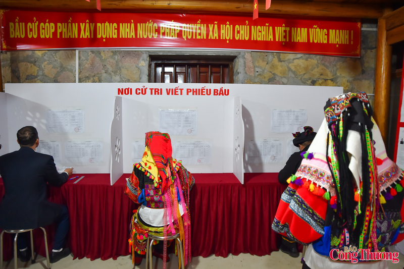 Theo chính quyền địa phương, công tác chuẩn bị cho ngày bầu cử tại các điểm bỏ phiếu ở xã Lũng Cú đã được triển khai từ sớm, từ việc rà soát danh sách cử tri, tuyên truyền vận động đến việc chuẩn bị cơ sở vật chất tại các điểm bỏ phiếu.