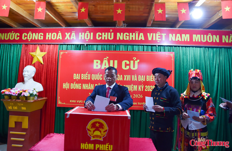 Lãnh đạo xã Lũng Cú cùng đồng bào các dân tộc thực hiện quyền và nghĩa vụ công dân.