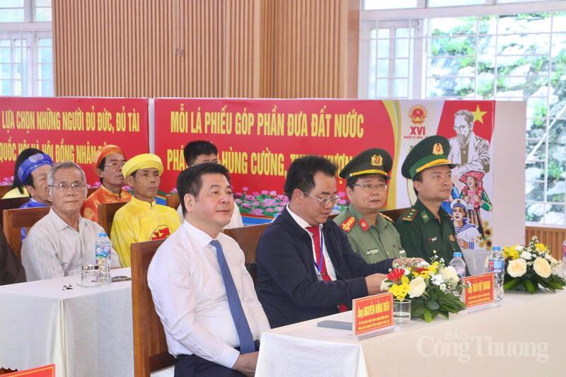 Các đại biểu tham dự Lễ khai mạc diễn ra tại khu vực bỏ phiếu số 17 (khu phố Hải Nam, phường Quy Nhơn Đông, tỉnh Gia Lai). Ảnh: Hiền Mai