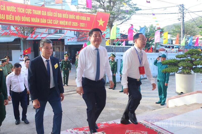 Phó Bí thư Đảng ủy Quốc hội Nguyễn Hồng Diên (giữa) tham dự Lễ khai mạc tại khu vực bỏ phiếu số 17 (khu phố Hải Nam, phường Quy Nhơn Đông, tỉnh Gia Lai). Ảnh: Hiền Mai