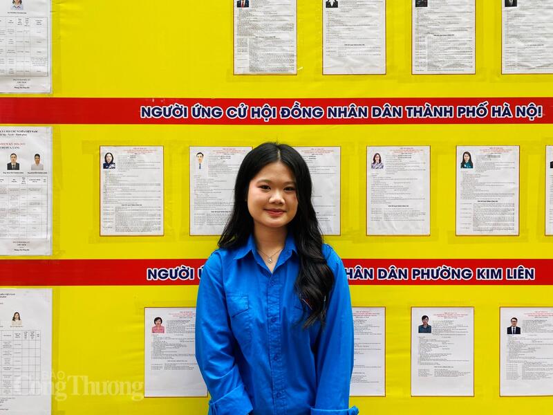Em Trần Thị Quỳnh Hương, sinh viên Trường Đại học Thủy lợi, cử tri trẻ nhất bỏ phiếu tại khu vực bỏ phiếu số 25.