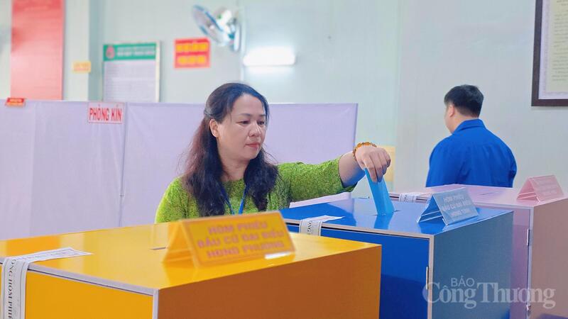 Cử tri phường Diên Hồng tham gia bầu cử.