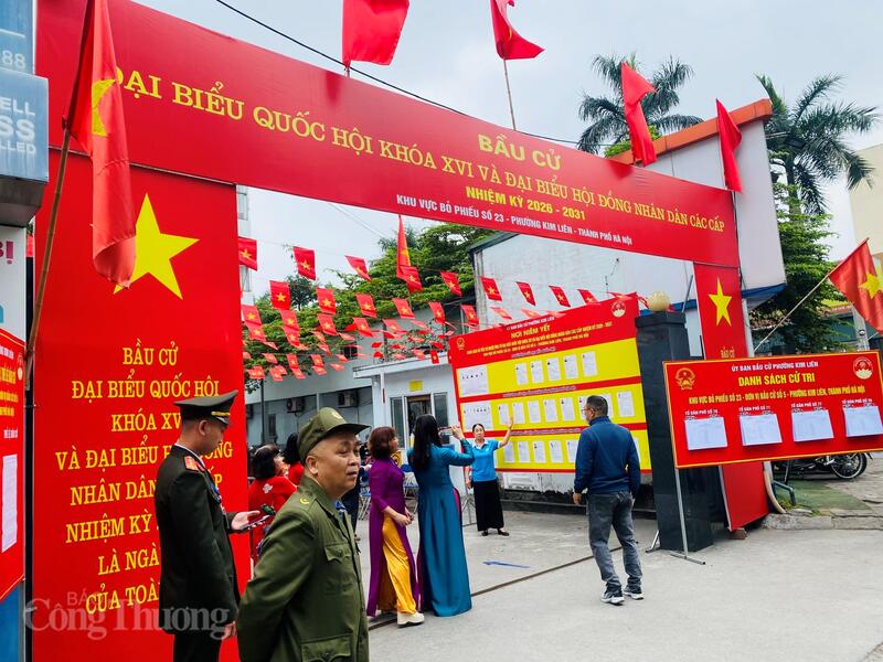 Không khí trang trọng tại Khu vực bỏ phiếu số 23, phường Kim Liên.