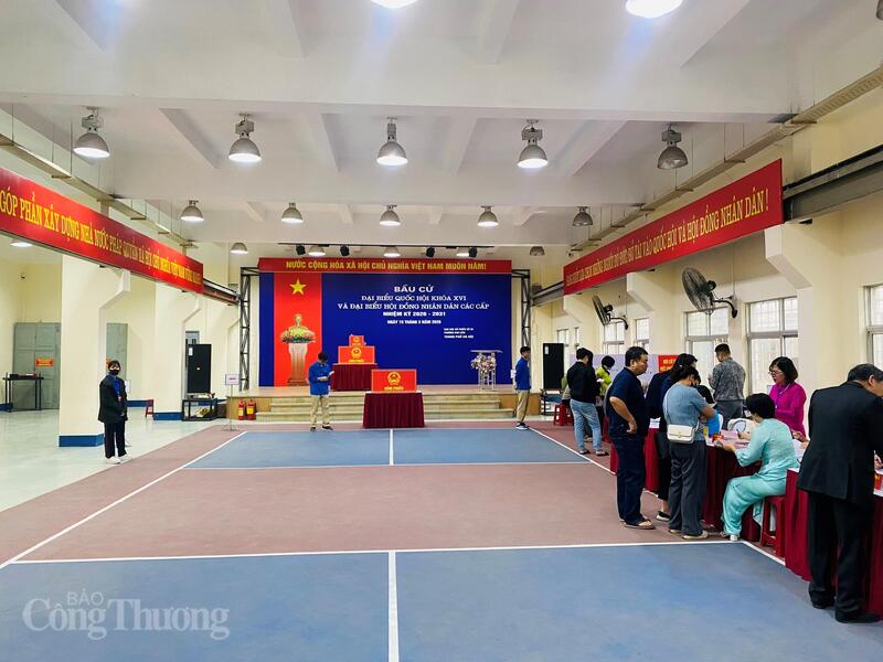 Cử tri tham gia bỏ phiếu tại Khu vực bỏ phiếu số 26, phường Kim Liên (Hà Nội) trong không khí phấn khởi của ngày hội bầu cử.