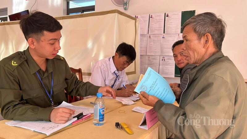Nhờ làm tốt công tác chuẩn bị nên người dân phường Thành Nhất sớm đến các điểm bỏ phiếu.