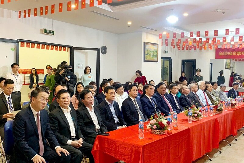 Các cử tri tham gia bầu cử tại khu vực bỏ phiếu số 4, phường Thanh Xuân.