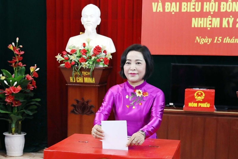 Phó Chủ tịch Quốc hội Nguyễn Thị Thanh bỏ phiếu bầu cử tại Khu vực bỏ phiếu số 27, nhà văn hóa phố 3 Đông Thành, phường Hoa Lư, tỉnh Ninh Bình. Ảnh: Trọng Hiếu