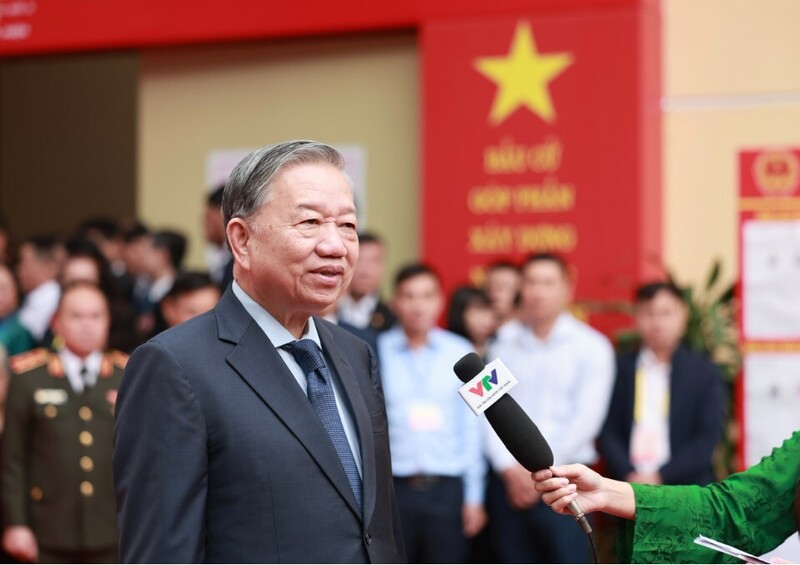 Tổng Bí thư Tô Lâm trao đổi với báo chí sau khi bỏ phiếu tại khu vực bỏ phiếu số 2, phường Ba Đình, TP. Hà Nội. Ảnh: Hải Nguyễn