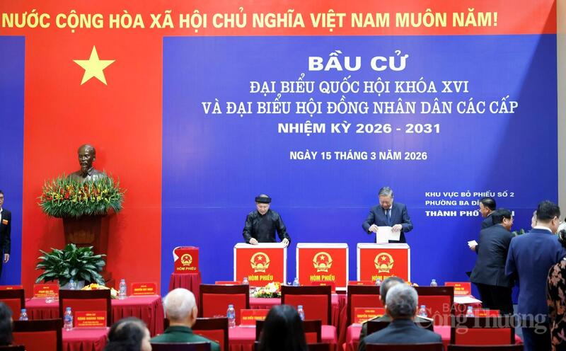 Tổng Bí thư Tô Lâm cùng lãnh đạo Đảng, Trang Chủ OKVIP COM Top #1 thực hiện bỏ phiếu tại khu vực bỏ phiếu số 2 phường Ba Đình, TP. Hà Nội. Ảnh: Hải Sơn