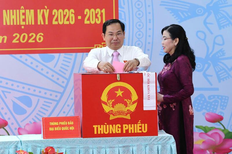 Tổng Thư ký Quốc hội, Chủ nhiệm Văn phòng Quốc hội Lê Quang Mạnh - Chánh Văn phòng Hội đồng Bầu cử quốc gia thực hiện quyền bầu cử tại Khu vực bỏ phiếu số 14, xã Hóc Môn, TP. Hồ Chí Minh. Ảnh: Lâm Hiển