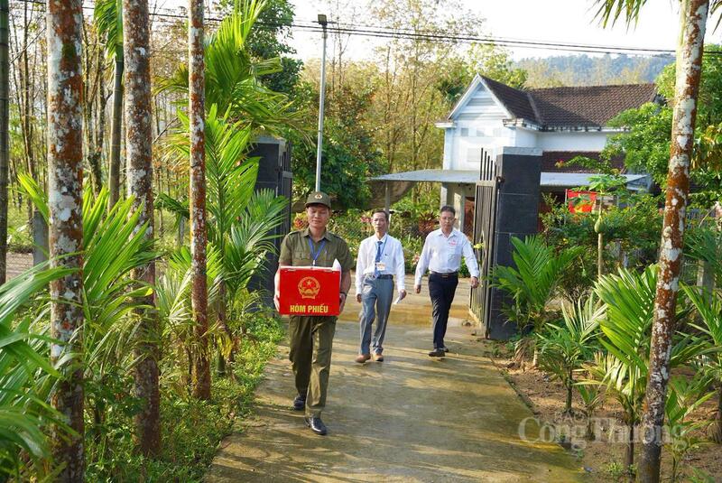 Đối với những hộ dân cao tuổi, một số hộ dân ở xa so với điểm bỏ phiếu, Ủy ban bầu cử xã Trà Tân đã đưa thùng phiếu phụ đến tận nhà người dân để đảm bảo tất cả các cử tri đều có thể được thực hiện quyền bầu cử.