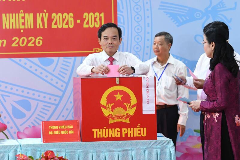 Bí thư Thành ủy TP. Hồ Chí Minh Trần Lưu Quang thực hiện quyền bầu cử tại Khu vực bỏ phiếu số 14, xã Hóc Môn, TP. Hồ Chí Minh. Ảnh: Lâm Hiển