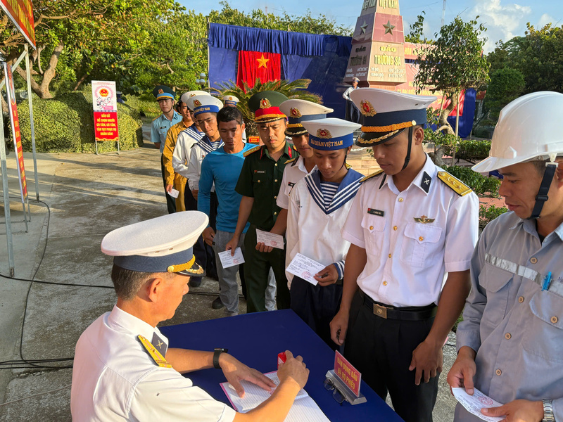 Những cử tri đầu tiên ở đảo Trường Sa hoàn thành công tác bỏ phiếu bầu cử.