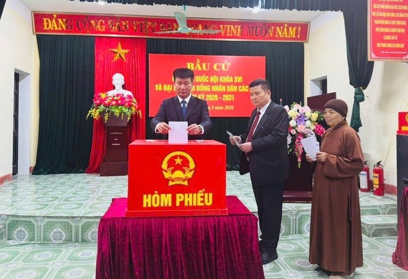Ông Trần Huy Tuấn, Uỷ viên Trung ương Đảng, Bí thư Tỉnh uỷ Ninh Bình bỏ phiếu tại Khu vực bỏ phiếu số 31, phường Hoa Lư. Ảnh: Anh Tú