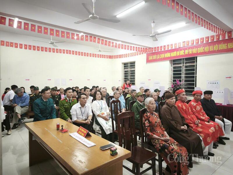 Tại Khu vực bỏ phiếu số 25, xã Hưng Đạo, thành phố Hà Nội cử tri có mặt từ sáng sớm tại khu vực bỏ phiếu, chờ đến giờ thực hiện quyền và nghĩa vụ của cử tri.