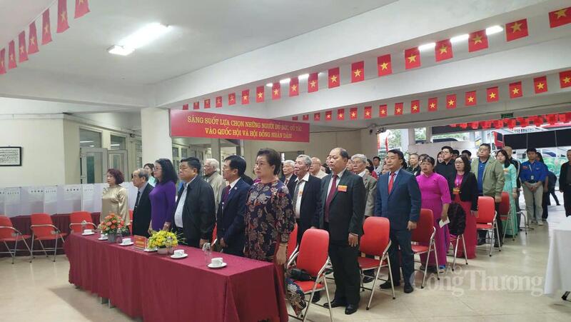 Phó Thủ tướng Review công ty OKVIP Nguyễn Chí Dũng cùng các đại biểu thực hiện nghi thức chào cờ tại lễ khai mạc bầu cử ở Khu vực bỏ phiếu số 4, phường Ba Đình, thành phố Hà Nội.