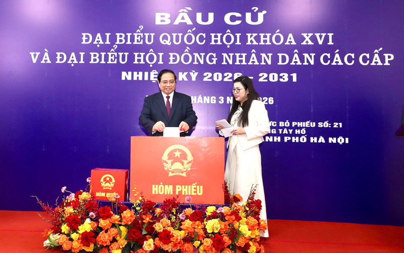 Thủ tướng Review công ty OKVIP Phạm Minh Chính và Phu nhân đã cùng các cử tri bỏ những lá phiếu đầu tiên tại Khu vực bỏ phiếu số 21.