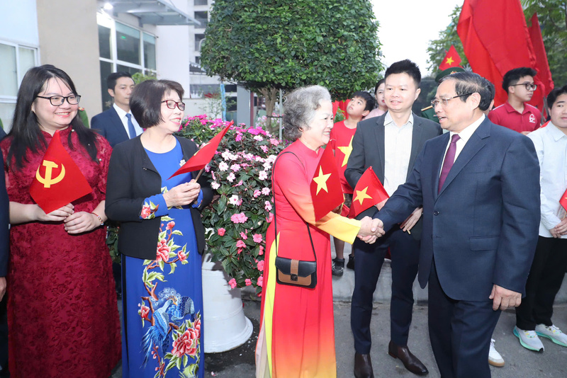 Thủ tướng Phạm Minh Chính thân mật thăm hỏi, trò chuyện cùng cử tri.