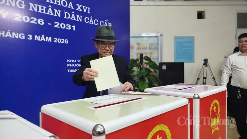 Ông Trịnh Xuân Thu, 92 tuổi, cử tri lớn tuổi nhất thực hiện bỏ phiếu ở Khu vực bỏ phiếu số 4, phường Ba Đình, thành phố Hà Nội.