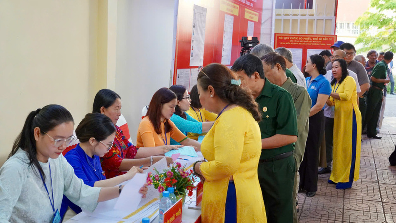 Không khí tại các khu vực bỏ phiếu nghiêm túc, cử tri phấn khởi.