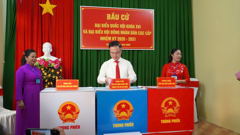 Phó Bí thư Thành ủy TP. Hồ Chí Minh Đặng Minh Thông tham gia bầu cử.