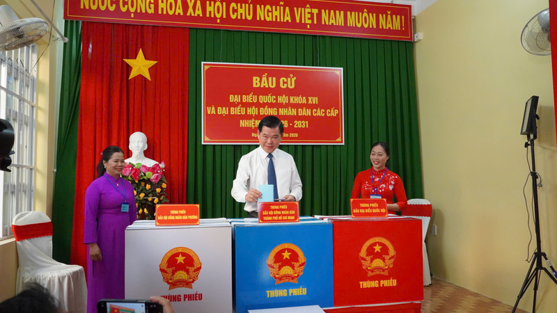 Phó Chủ nhiệm Ủy ban Kiểm tra Trung ương Nguyễn Hồng Lĩnh bỏ phiếu tại Khu vực bỏ phiếu số 3, TP. Hồ Chí Minh.