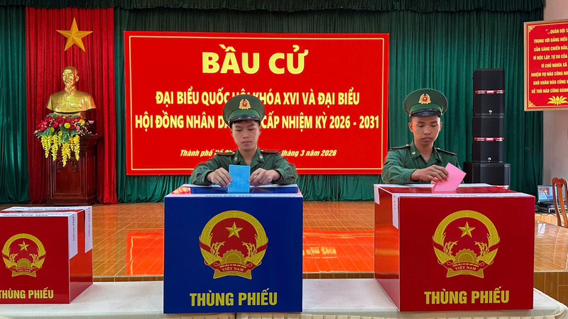 Lực lượng vũ trang trên đặc khu Côn Đảo tham gia bỏ phiếu bầu cử.