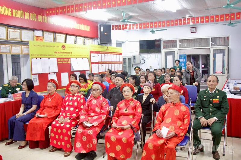 Cử tri khu vực bỏ phiếu số 29, phường Từ Liêm có mặt từ sớm để tham dự lễ khai mạc.